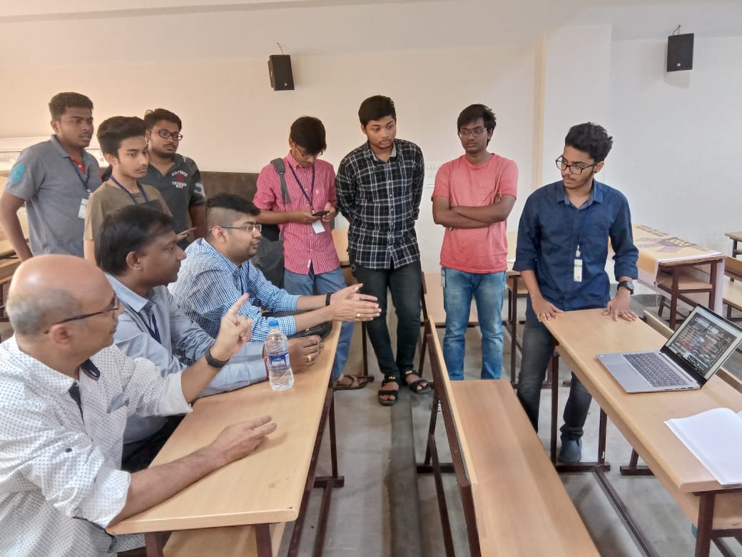 ecell_nitt's tweet photo. Our Mentors enlightening the minds of Participants about how to pitch in a perfect manner
@arunphilips @ShubhamBadal @NairArun @atulman
#SWTrichy #startupweekend https://t.co/A7lY3fITeo