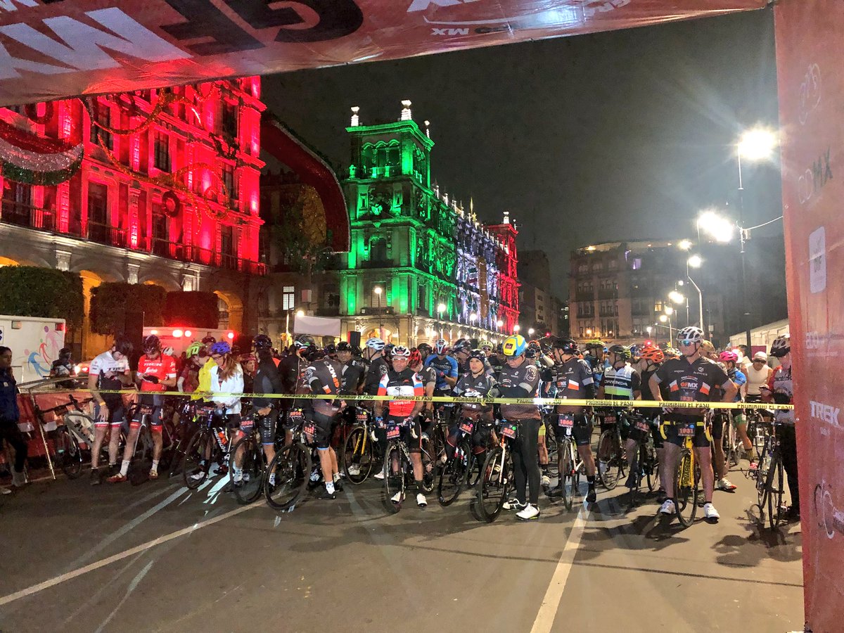 DIFCDMX's tweet photo. Desde las 5 de la mañana, 4,000 ciclistas se dieron cita en el Zócalo Capitalino para participar en el  #GranFondoMX de la #CDMX. https://t.co/F7yI905IpT