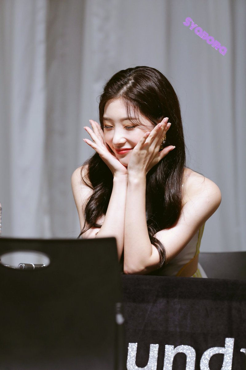 AIDmaxSB's tweet photo. 180902 #다이아 #DIA 목동 방송회관 팬사인회2 #정채연 #채연 무보정 미리보기 04PICS @dia_official -채연님! 수연언니좀 아껴주삼^^~!- https://t.co/sCC3Ts8P7W