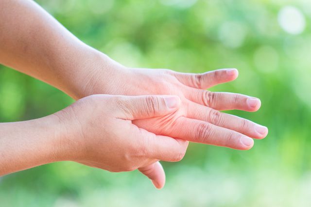 SpineCtrFlorida's tweet photo. Do you use repetitive motor skills with your wrists and fingers? If you’re quilting, knitting, or engaging in other sewing activities, you may find that you’re waking up with numb hands. Here’s why, and here’s help… https://t.co/k0iCHYXAvq https://t.co/35aT7yuN2X