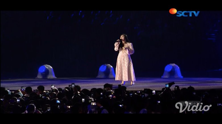 SCTV's tweet photo. Yeay! @isyanasarasvati menyanyikan "Asia's Who We Are" di #ClosingCeremonyAsianGames2018. Suaranya bikin teduh~

Siapa yang setuju? 

#ClosingCeremonyAsianGames2018
#AsianGames18EMTEK
#AsianGames18SCTV
#IndonesiaBangga https://t.co/MgQp3iU4U8