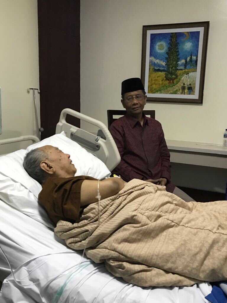 Alhamdulillah, Gus Solah tampak sehat dan segar meski masih istirahat. Sore ini bezoek beliau di RSCM, beliau bisa ngobrol dgn rileks dan tak terlihat sakit sama sekali. Insyaallah terus sehat. Amiin.