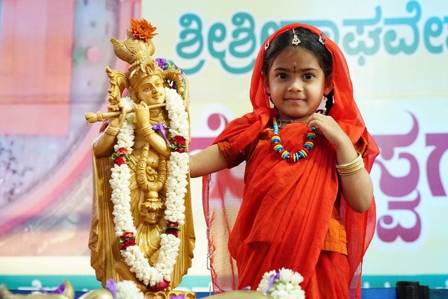 SriSamsthana's tweet photo. ರಾಧೆಯಾಗಿ ಸರಮಾ...

ಎರಡು ದಿನ ಮೊದಲೇ ಕೃಷ್ಣ_ಜನ್ಮಾಷ್ಟಮಿಯ ಸಂಭ್ರಮ!

#Janmashtami https://t.co/UBICpo9bid