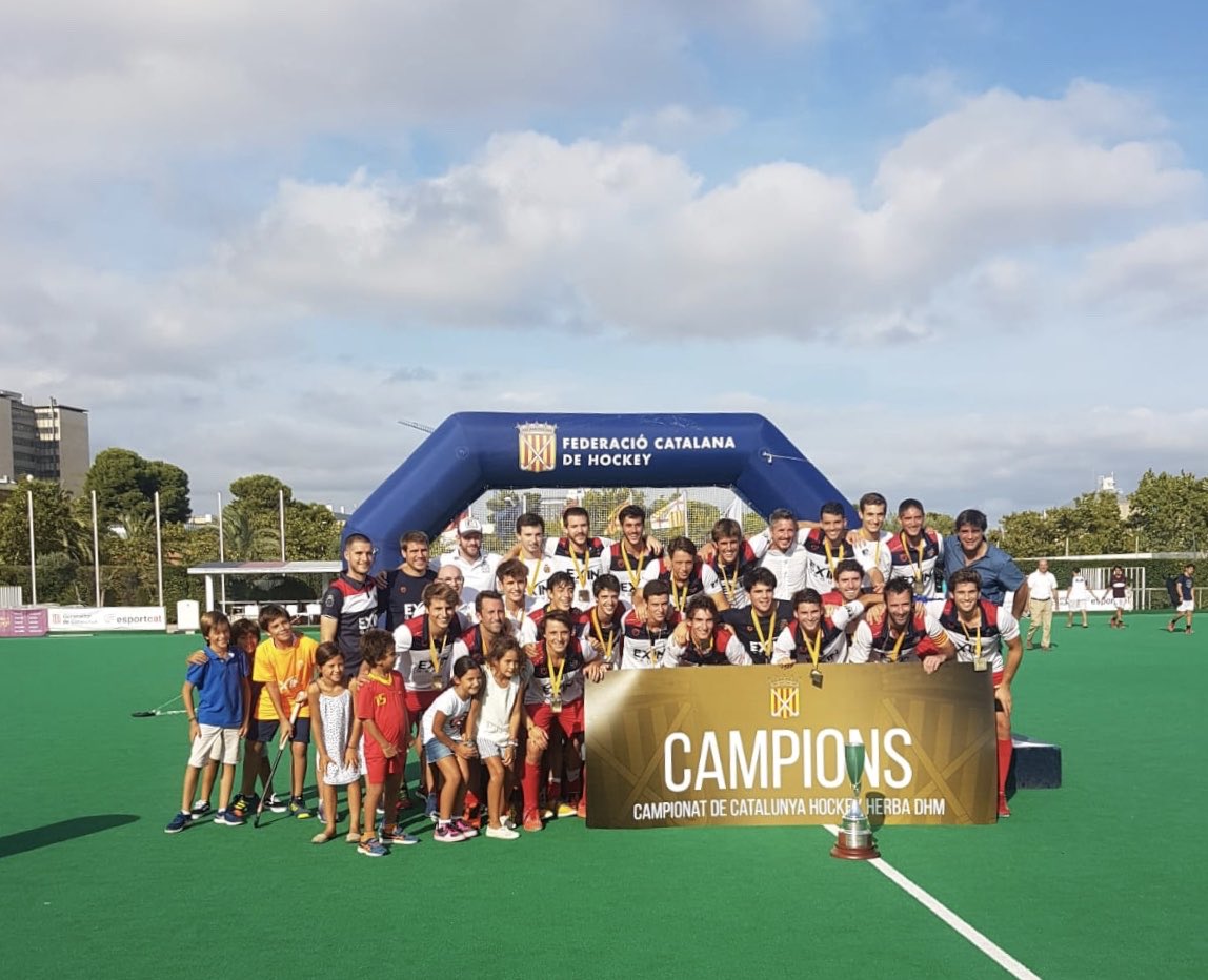 Estos tipos se han proclamado hoy Campeones de Cataluña de Hockey tras vencer por 2-0 al Club Egara en la Final. Empieza así otro año mágico. Veréis...

¡ENHORABUENA RC POLO DHA, CAMPEONES!

[[¡No me alcanza a taguearos a TODOS!😔😔]]