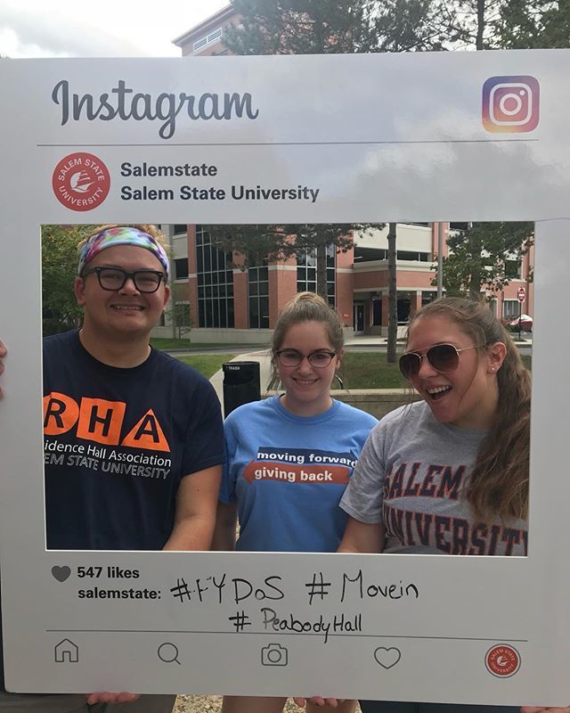 RSCatSSU's tweet photo. Moving the freshman for #fyos in Peabody hall #peabodyhall #salemstate #classof2022 https://t.co/8NSK3Vt397