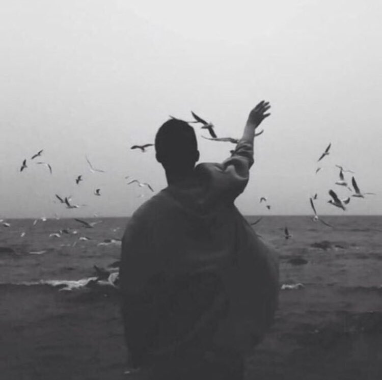 لا تسمح لأحد ان يعاملك بمزاجه المتقلب ..!
 إما ان يعاملك بما يليق بگ أو دعه لمن يليق به ..!