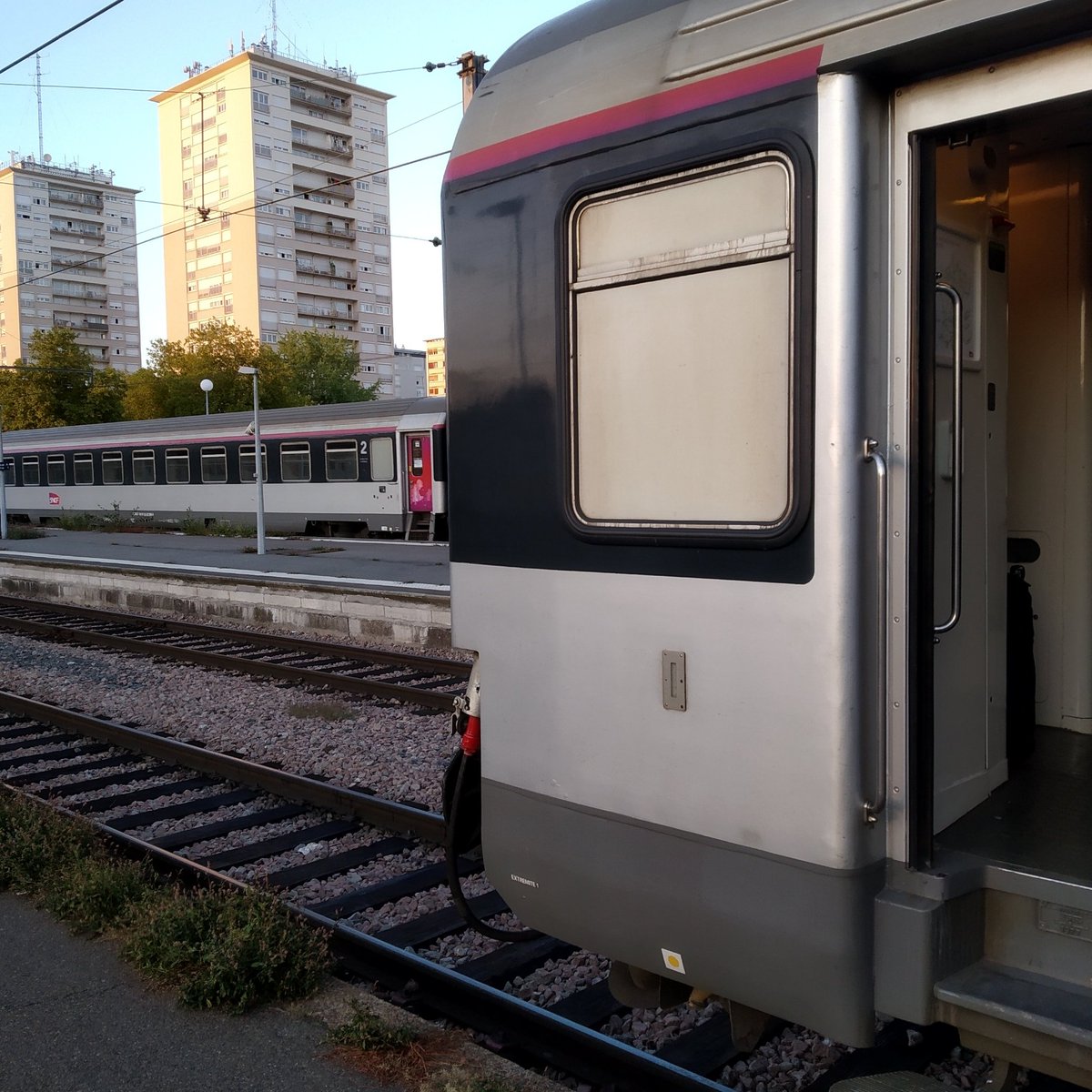 th3Prayer's tweet photo. @ouisncf @sncf @sncfMonAmour Orléans : train de 19h27 supprimé parce qu'il n'y a pas de contrôleurs et celui de 20h27 (dans 15min) n'a pas de locomotive 👌👌 https://t.co/OWEi9KaKDz