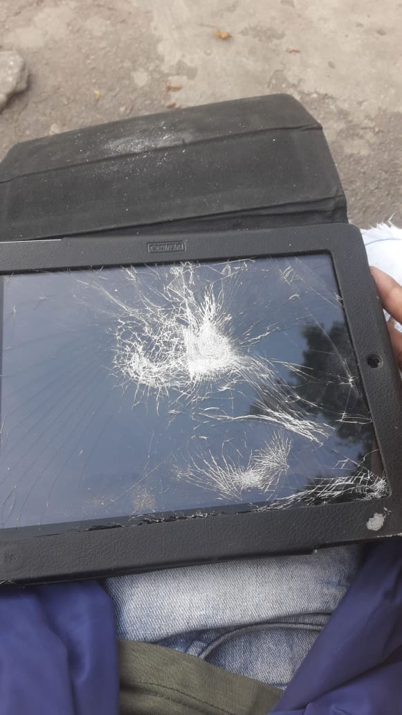 Balle7ofc's tweet photo. Bom dia voltando do baile hoje 4 polícias me pararam, quebraram meu iPad bateram em mim e na minha produção, só porque toco em baile de comunidade, Lutei tanto p conquistar esse material de trabalho pra no final de tudo meu sonho acabar assim? RT MEUS AMIGOS, ESTOU MT CHATEADO 😭 https://t.co/b8Qq6viG5e