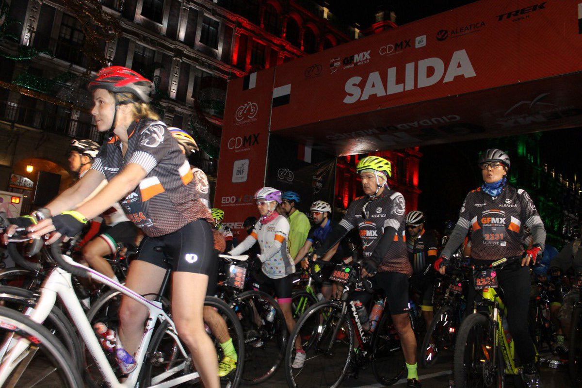 GamalielMtzCDMX's tweet photo. La experiencia de rodar a través de las diversas vialidades de la #CDMX, en ambientes seguros y exclusivos para ciclistas resulta de gran motivación durante el #GranFondoMX de la Ciudad de México. https://t.co/3LPFBnXIPM