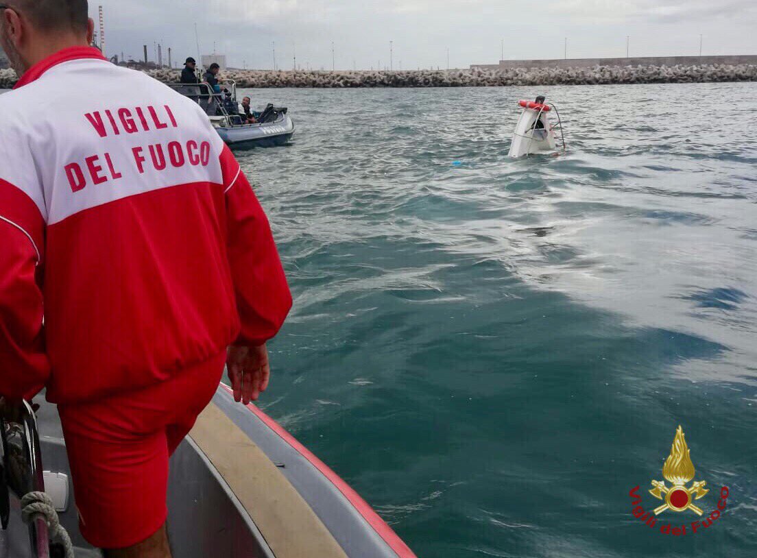vigilidelfuoco's tweet image. #Piombino (LI) #2set, un’imbarcazione affonda nei pressi della diga foranea del porto: i #vigilidefuoco, in collaborazione con la @poliziadistato, soccorrono le due persone a bordo del natante #salvataggiquotidiani