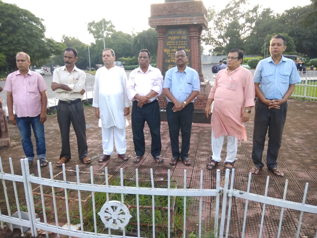 Chakradhar2311's tweet photo. #BhasaAndolanOdisha on 873 days,
Sept 2 on #Rectifications in Bhasa law
#BFM withheld up to end of Assembly
ଓଡ଼ିଆ ମାତୃଭାଷା ମୋର
ମମତା ଗୁନ୍ଥା ପାଟ ଡୋର
ମୋ' ଭାଷା ଧାଏଁ କଳକଳ
ଭାବ ଫସଲେ ଯେହ୍ନେ ଜଳ !
#ଦାଶବେନହୁର
@rashtrapatibhvn @VPSecretariat @narendramodi @dpradhanbjp @Naveen_Odisha @ANI https://t.co/F6xQXy6CtR