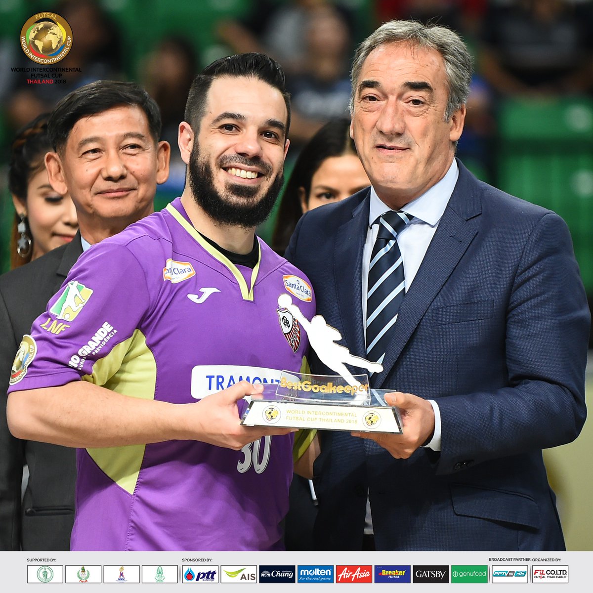 รางวัล ผู้รักษาประตูยอดเยี่ยม ตกเป็นของ จิอันคาร์โล รามอส โรดอลโฟ่ “จิอัน” นายด่านจาก คาร์ลอส บาร์โบซ่า ทีมรองแชมป์ โดย ฮาเวียร์ โซลาโน่ ประธานฟุตซอล สเปน เป็นผู้มอบรางวัล

#WorldIntercontinentalFutsalCup2018
#ฟุตซอลชิงแชมป์สโมสรโลก2018