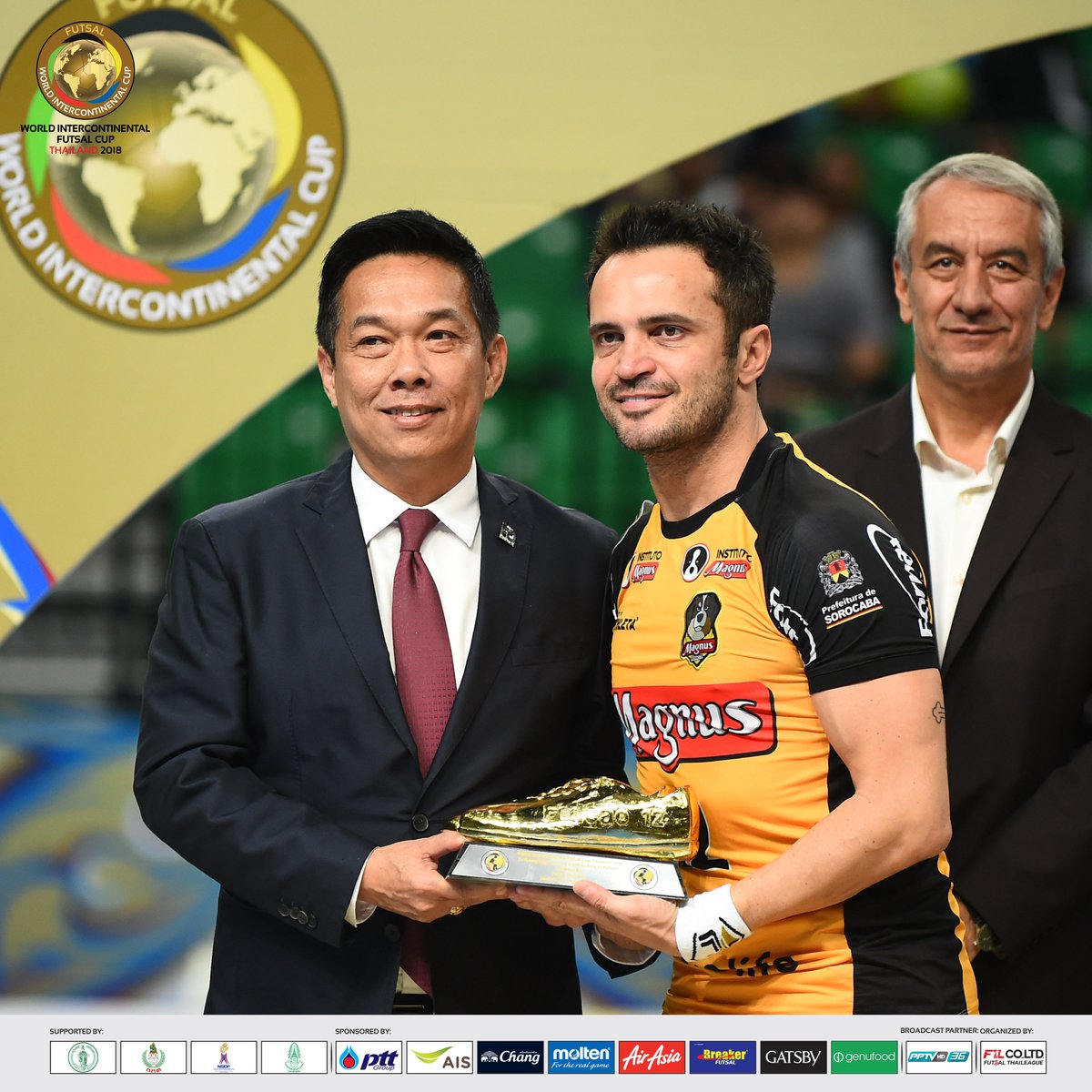WIFCOFFICIAL's tweet photo. “ฟัลเกา” รับรางวัลพิเศษ “Falcao Award” ซึ่งเป็นรางวัลเอนเตอร์เทน แฟนฟุตซอล ให้กับ การแข่งขันรายการแข่งนี้ โดย “บิ๊กป๋อม” อดิศักดิ์ เบ็ญศิริวรรณ ประธานพัฒนาฟุตซอลไทย เป็นผู้มอบ

#WorldIntercontinentalFutsalCup2018
#ฟุตซอลชิงแชมป์สโมสรโลก2018 https://t.co/SXGXaXxbWw