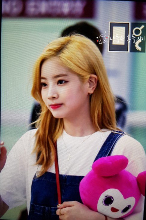 always_dubu's tweet photo. 180902 입국 프리뷰 

라부리와 둡블리

#트와이스 #TWICE
#다현 #DAHYUN #ダヒョン https://t.co/BX9akKpz6P