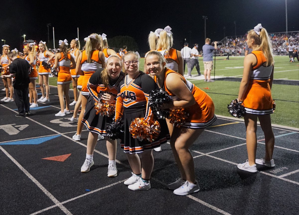 sidelineactions's tweet photo. I don't think there's another school that can compete with Powell's 3rd quarter cheer squad . They really got their fans fired up. 🏈
#FridayNightLights , #PHSCheer, #KnoxvilleBest https://t.co/oPhmPOQRmJ
