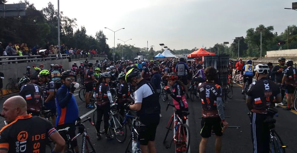 Durante el #GranFondoMX de la #CDMX se vive un ambiente de entusiasmo y energía. Una vez más las y los ciclistas capitalinos fomentan el uso de la bicicleta como un estilo de vida y contribuyen con un gran causa social.