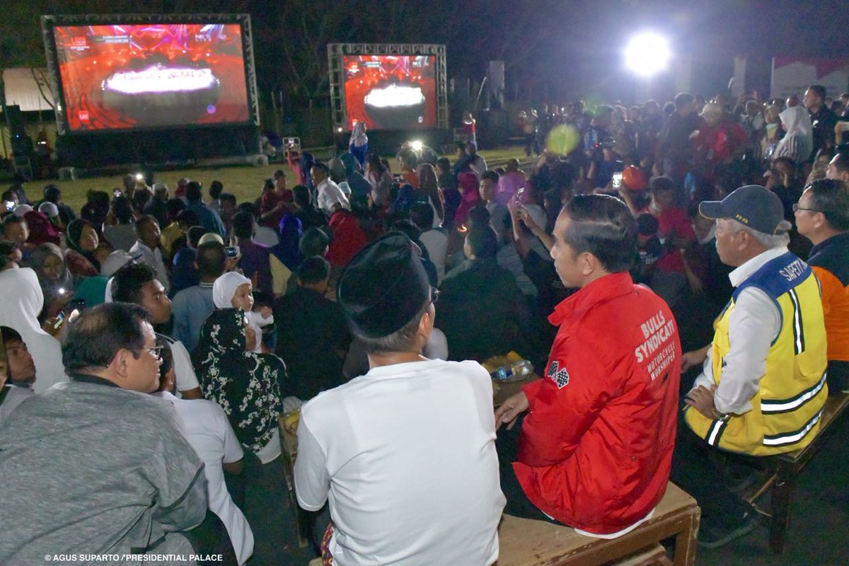 jokowi's tweet photo. Menonton kemeriahan acara penutupan Asian Games 2018 lewat layar lebar bersama masyarakat yang sebagian sedang dalam pengungsian pasca gempa bumi di Lombok.

Ada rasa bangga dan haru bahwa Indonesia mampu tampil sebagai bangsa yang besar dan maju sebagai tuan rumah Asian Games. https://t.co/CdWEebFuIT