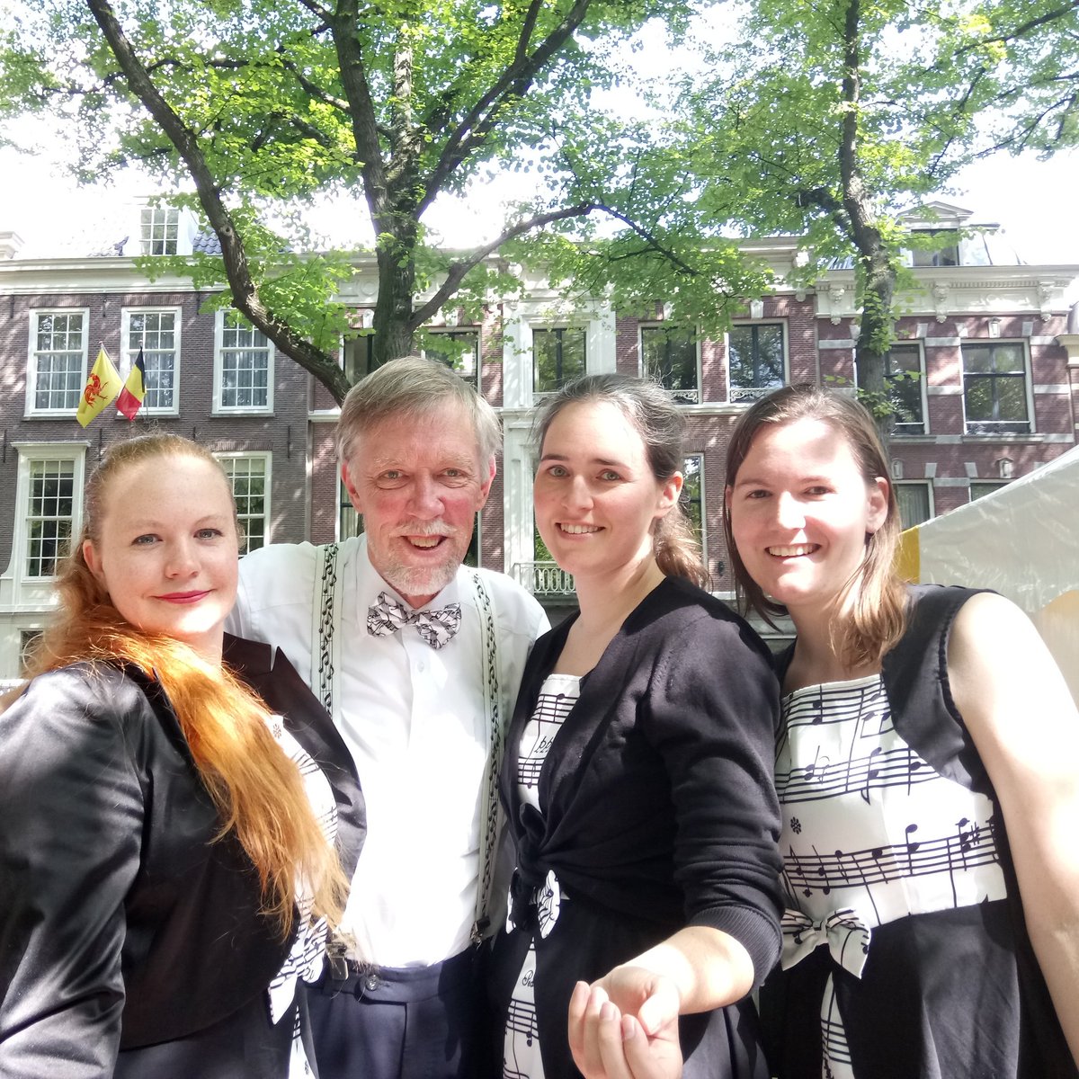 We zongen oorspronkelijk Nederlandse zangeressen op het Zeepkistenpodium van de Cultuurschakel op het uit festival te den haag #denhaag #zeepkistenpodium #cultuurschakel #uitfestival #langevoorhout #watvoorweerzouhetzijnindenhaag