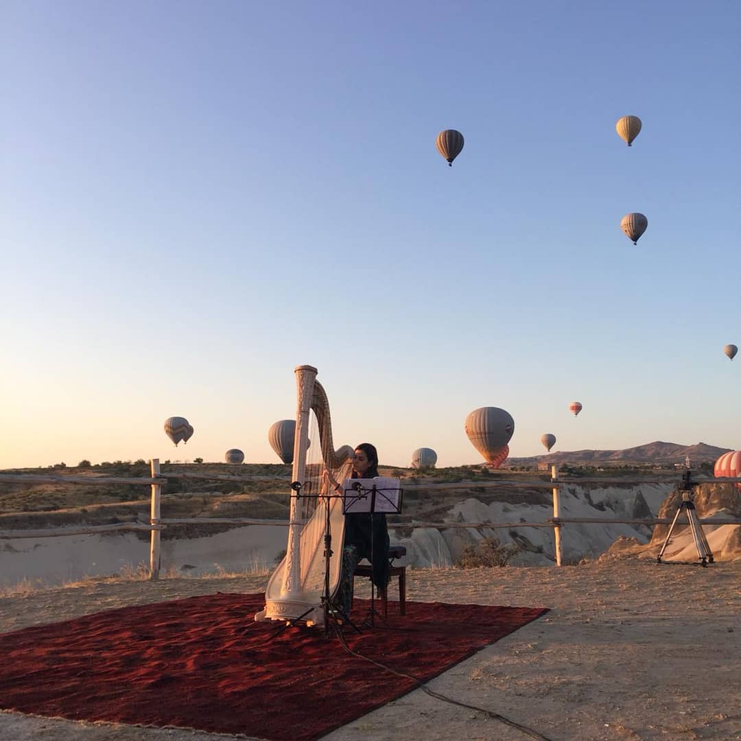 Kapadokya’nın büyülü coğrafyasında pazar sabahını Arp’ın kusursuz tınısıyla karşılamak... Klasik Keyifler Derneği tarafından düzenlenen Uluslararası Kapadokya Müzik Festivali 25 Ağustos - 9 Eylül tarihleri arasında müzik severlere fazlasını sunuyor. Takipte kalın!