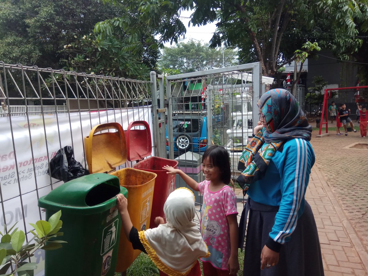 rptrakeuangan's tweet photo. Pada dasarnya anak-anak suka belajar segala hal, pun menjaga kebersihan dengan membuang sampah pada tempatnya. Dukung perilaku ini agar menjadi kebiasaan permanen dengan selalu mengingatkan mereka. Kuuyyy...

@Ermasuryani63 
@tutykusumawati 
@sudinppappjp 
@dppappdki 
@kelbenhil https://t.co/REqmtKrdn1