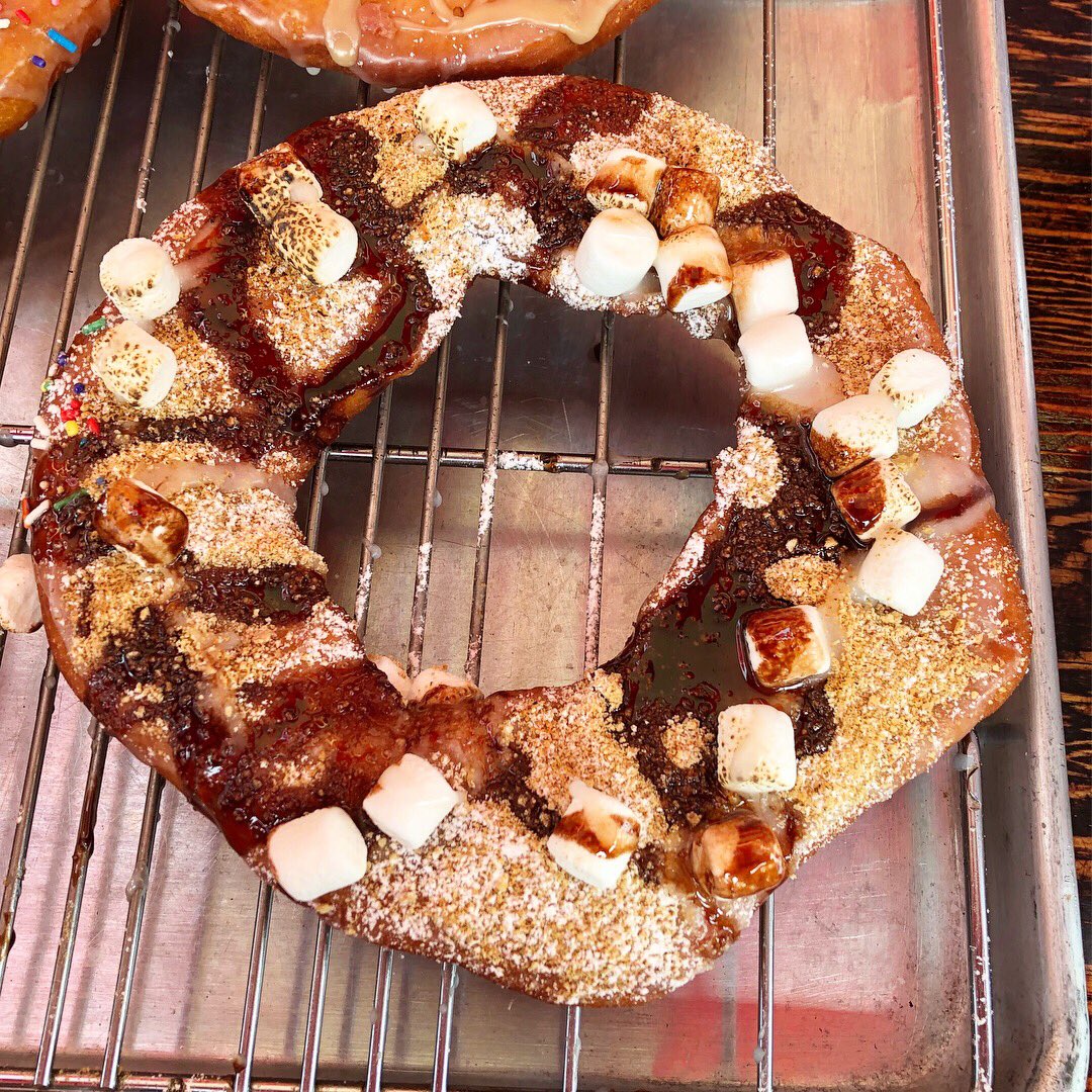 ohiofatty's tweet photo. oh, oh it’s magic.  #fattypost #ohiofatty #fattytravels #ohio #youngstown #canfield #canfieldfair #molnars #molnarsconcessions #donuts #marshmallows #chocolate #cinnamonsugar #festivalseason #yum #🤤#🍩#🍫 https://t.co/RzRVuGnkej