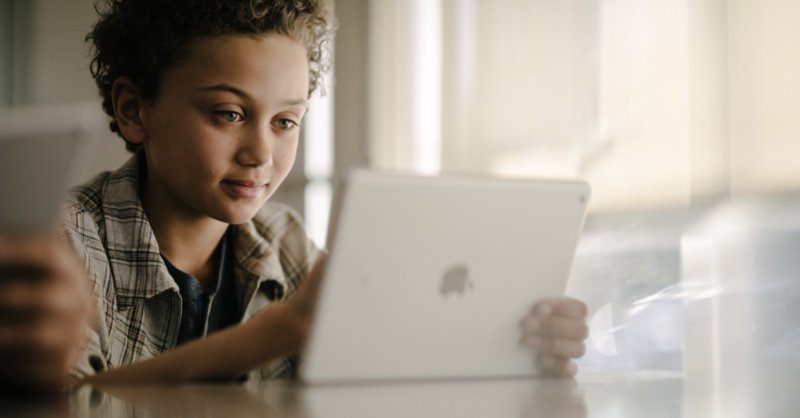 AppleEDU's tweet photo. Make this year the most #creative one yet. Teach your #students how to lay a track with GarageBand, make a compelling presentation with Keynote, or shoot and edit a short film with iMovie 📽🎞. Learn more in the #AppleTeacher Learning Center. https://t.co/JdvEpPuVkH #BTS https://t.co/ajkXYZDAoa