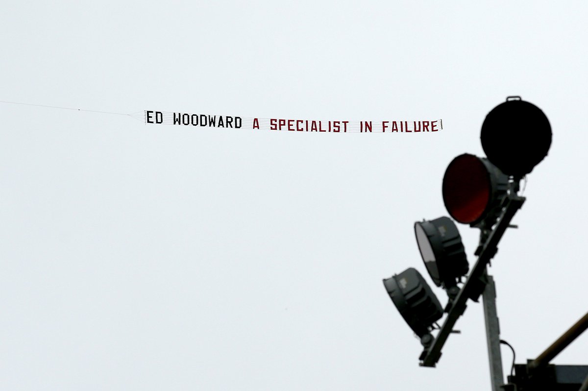 Goal Japan Ed Woodward A Specialist In Failure エド ウッドワードは失敗のスペシャリスト マンチェスター ユナイテッド のサポーターが エド ウッドワード Ceoの解任を求めるスローガンを掲げた飛行機を バーンリー 戦のキックオフ