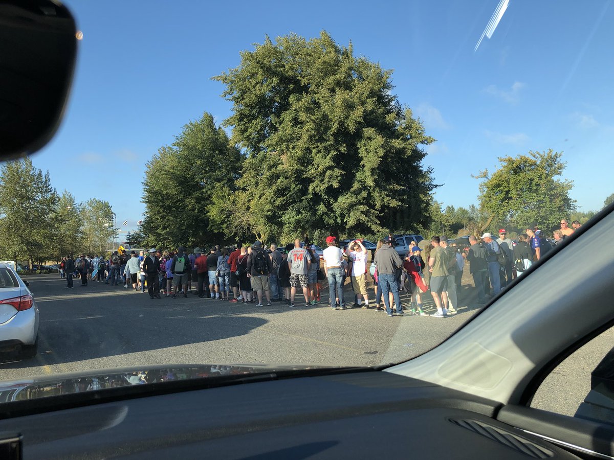 josefnewgarden's tweet photo. Crowd for @Portland_GP is nuts! That’s @IndyCar fans 😎 https://t.co/A4DMq0rU4v