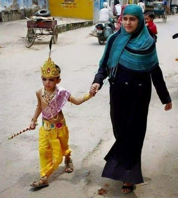 marahatta_satis's tweet photo. #Religious_tolerance😍😍
#Huge_respect😍😍
#HappyJanmashtami https://t.co/lvhE49sGUO