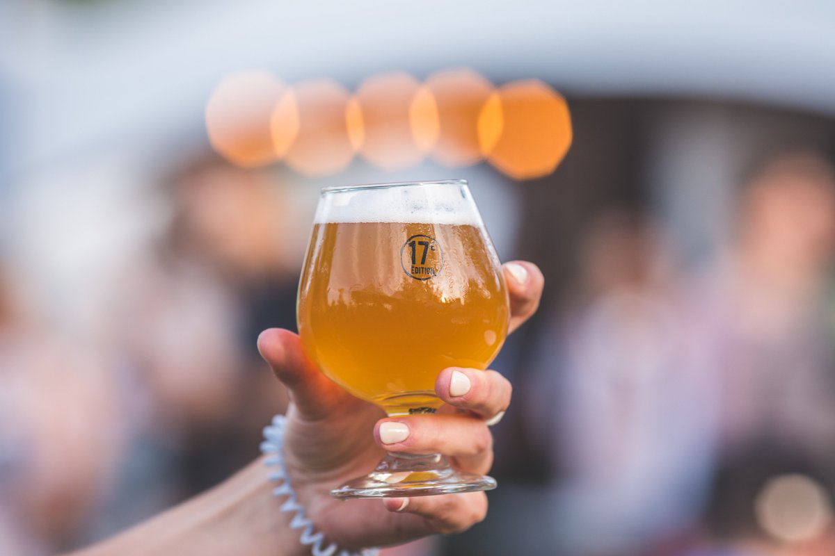 Tous nos verres officiels ont été vendus! 🍺
Ceux qui ont déjà acheté leur verre avec leur entrée via la billetterie en ligne, il sera réservé pour vous. Sinon, on vous invite à apporter votre verre de la maison OU à vous procurer celui de votre exposant préféré à son kiosque!