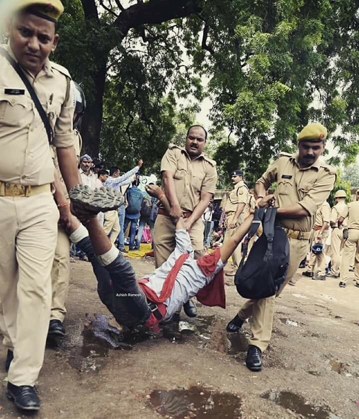 pankajjha_'s tweet photo. #यूपी में बेसिक शिक्षा विभाग के अधिकारी #योगीसरकार के लिए मुसीबत बन गए हैं. पहले स्वेटर को लेकर बदनामी करवाई, अब शिक्षकों की भर्ती में गड़बड़ी. दो- दो परीक्षा पास कर भी बच्चे सड़क पर संघर्ष कर रहे हैं https://t.co/dVIuZMurXX