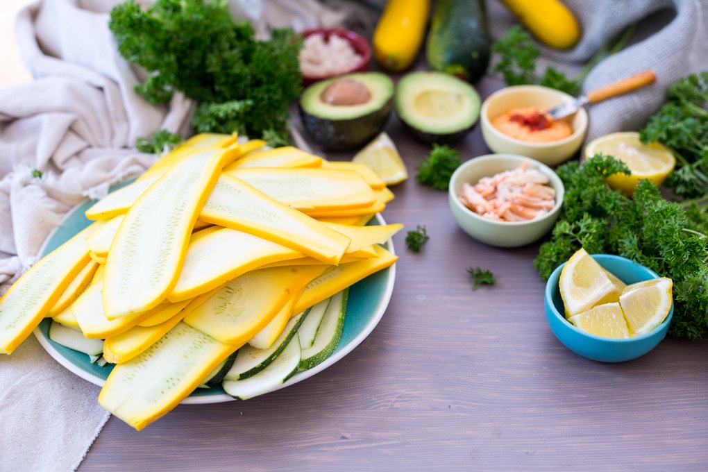 ImmigrantsTable's tweet image. Stunning it its simplicity, the recipe calls for no more than zucchinis, red pepper hummus, red onions, avocado and a few chilli flakes. 
@appetite_randomhouse @mattdeanpettit  #TheGreatShellfishCookbook @foodbloggersCA immigrantstable.com/2018/08/31/sno…