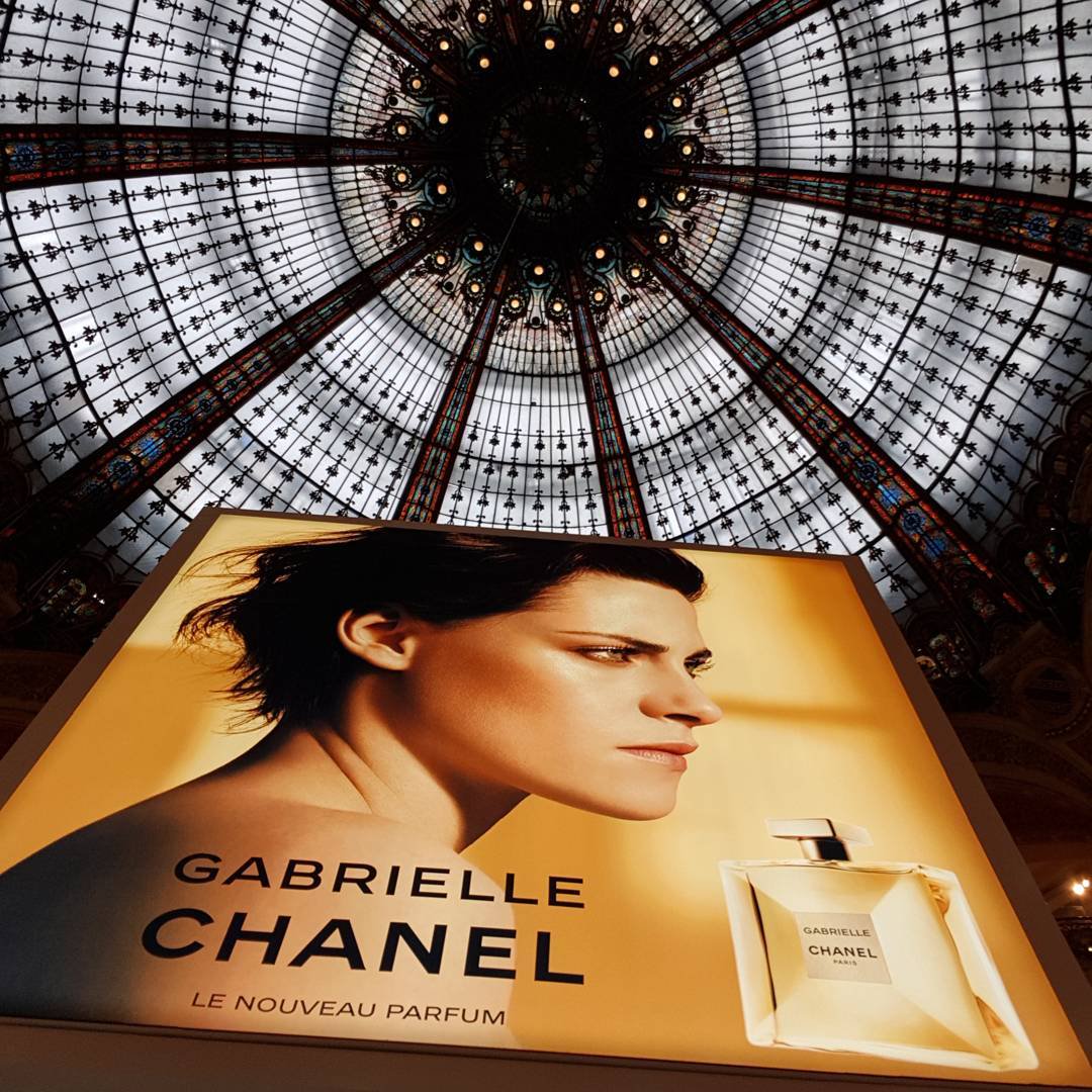 In the year since the #GabrielleChanel fragrance has premiered- it's been all over the world, won awards and has become a best seller.  Congrats to Kristen Stewart and @Chanel 👏🏻🎉