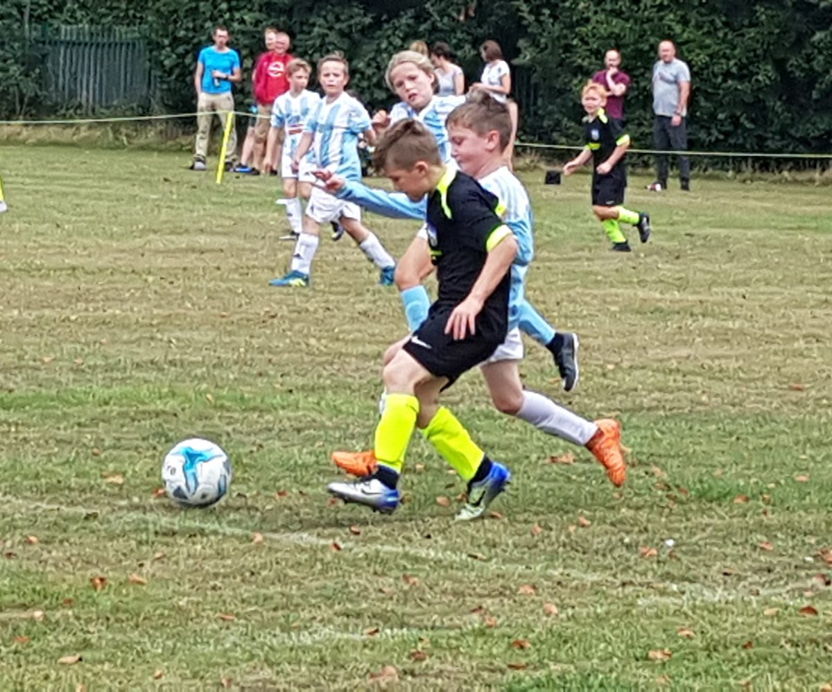 Hrfc_mini's tweet photo. 4 x Pre season matches between @hawardenrangers U10 &amp; @aprjfc U10 this morning - all played in great spirit - getting everyone ready for the start of the new season #HRFC #GRASSROOTS https://t.co/jlI9Ks1ZZ1