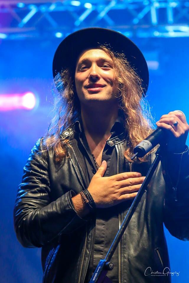 🎶❤️ @TravisRNR : Comme le soleil, tu es celui qui chasse la pluie...et les tourments. 🙏 Tu éclipses les peines, et fais le beau temps. ❤️🎶
#music #concert #rock #rocknroll #80s #90s #acoustic #electric #guitar #singer #songwriter #artist #traviscormier #lavoixtva #thevoice