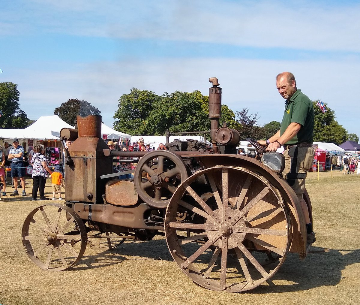 waverleytwander's tweet photo. Fab day #YorkshireTractionEngineRally @ScampstonHall using Mum's @sharon_j1973 free family ticket won from @DiscoverCoast #TractionEngines #Tractors #BirdsofPrey #VintageCars &amp; #shows also spotted #TheMightyAtom from @PetersRailway book #TheForgottenEngine https://t.co/Yi5KeRG3vr