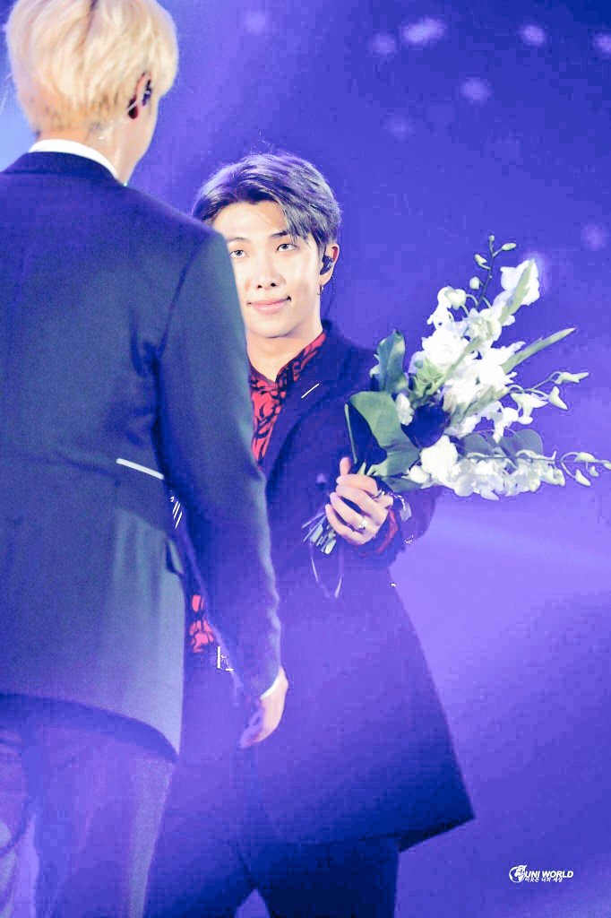 lost_in_fallen's tweet photo. #RM :Will you accept these flowers from me 😆? 
#JIN :Whaa!!!😱 Is this real Namjoon😆 *can't stop smiling* 

@BTS_twt #jinkook #namjin #방탄소년단 #얼쑤 #ursoo #JUNGKOOK #taehyung #JIMIN #suga #JHOPE #vjin #BTSLYTour #BTS #BORAHAE #vkook #vmin #NAMJOON https://t.co/t08MRGcaM1
