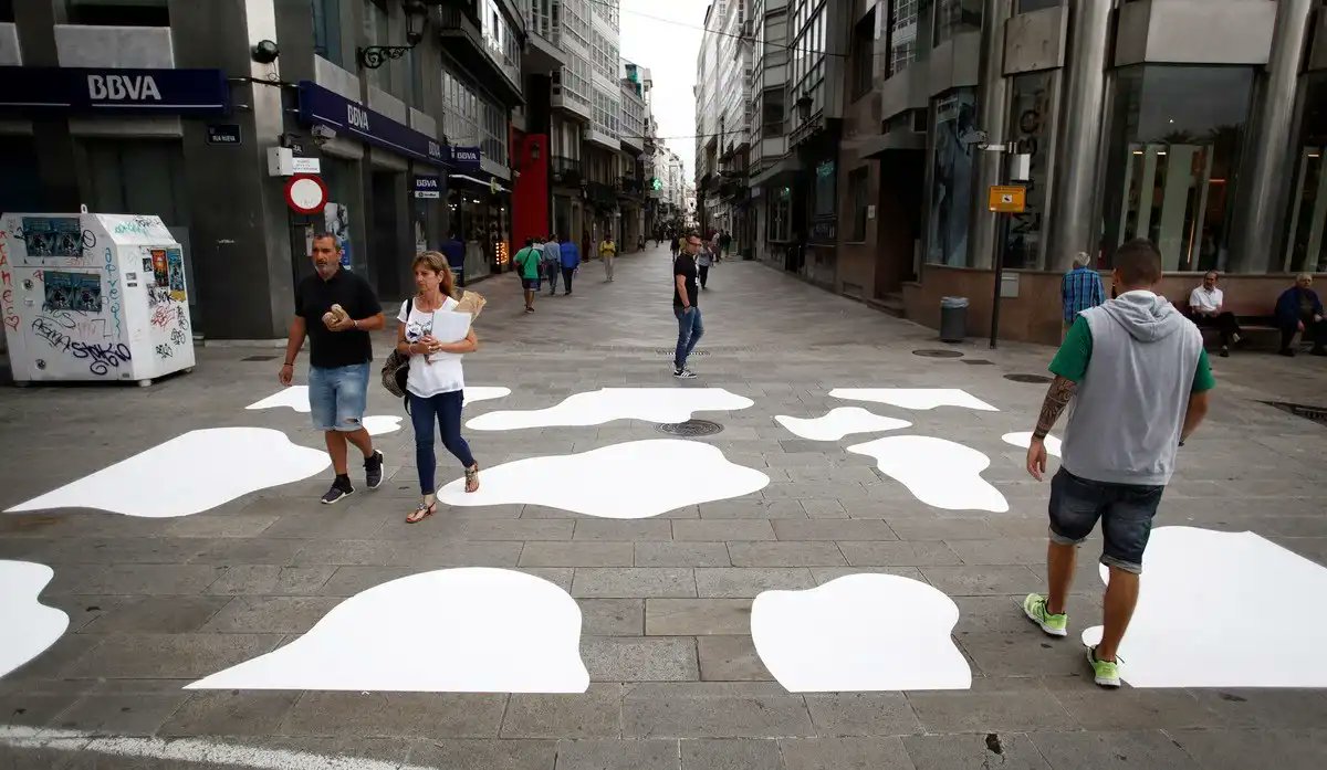 SPAINNEWS2's tweet photo. A Coruña has opted for spots rather than stripes at a pedestrian crossing in recognition of he importance of the cows 🐄 for the region https://t.co/Oq8oIrrwIg