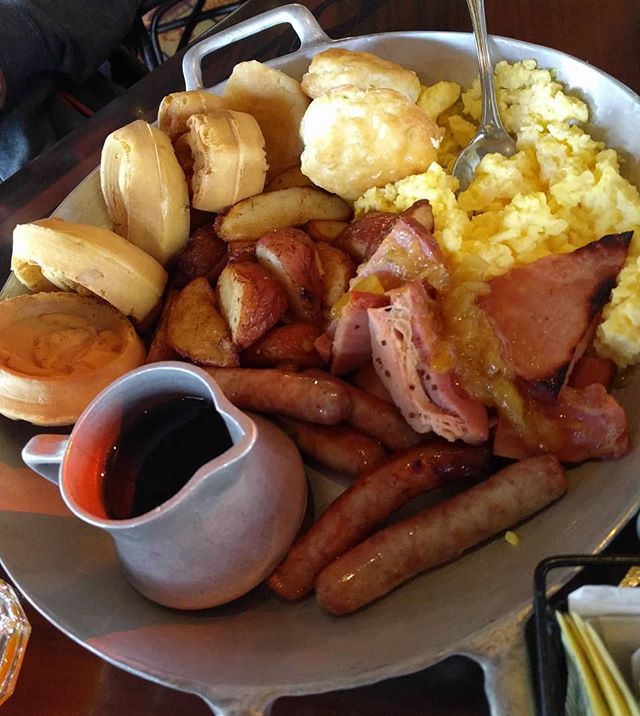 parejaconorejas's tweet image. Recordando el riquísimo desayuno que tuvimos en Ohana! Mira en nuestro canal de Youtube nuestra experiencia de comer junto a Lilo, Sititch, Pluto y Mickey 🌸 No olvides suscribirte. 
#ohana #polynesianresort #characterbreakfast #comidaendisney #disneyfood #disneyfoodblog #wdw…