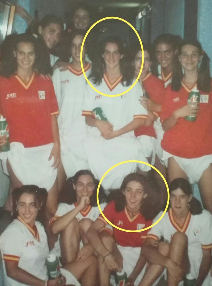_Mara_Madrigal's tweet photo. Solo han pasado 23 años de una foto a otra 😅 y hay algo que nunca cambiará😘😘.
Mucha suerte en #Tenerife #Copadelmundo2018 #SelFEM #feb @baloncestofeb @UniversoMujer18 @catbasquetbol #laiapalau #UnSueñoCompartido #SomosEquipo #LaFamilia #Baloncesto #DeporteFemenino #FIBAWWC https://t.co/W8b5m0ajnn