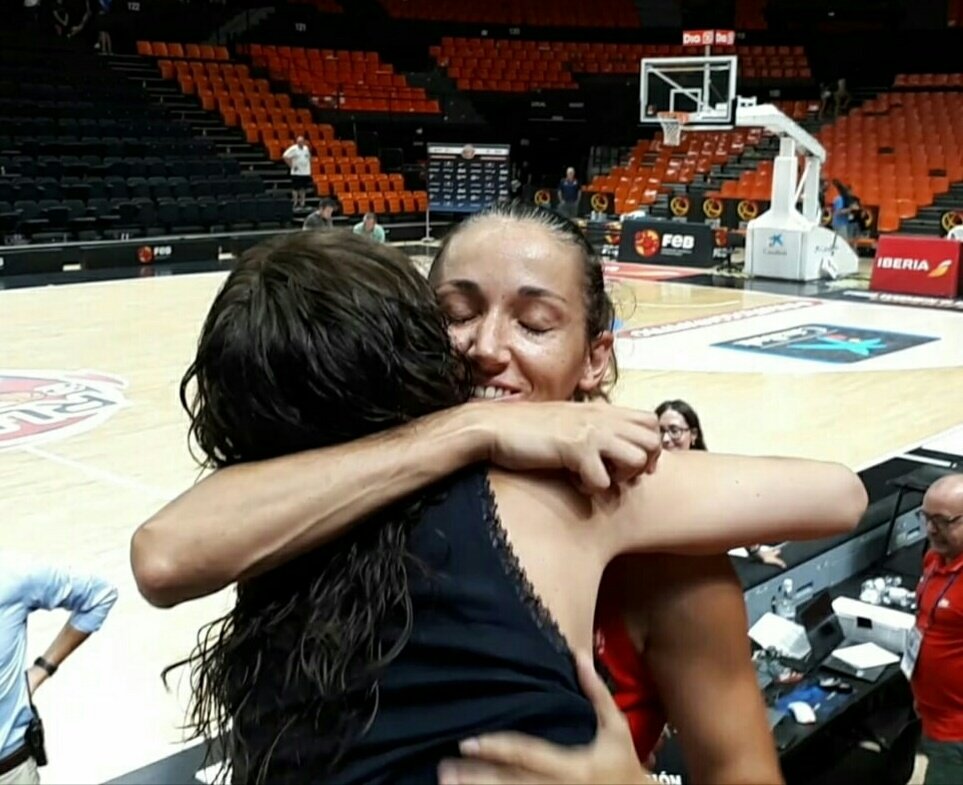 _Mara_Madrigal's tweet photo. Solo han pasado 23 años de una foto a otra 😅 y hay algo que nunca cambiará😘😘.
Mucha suerte en #Tenerife #Copadelmundo2018 #SelFEM #feb @baloncestofeb @UniversoMujer18 @catbasquetbol #laiapalau #UnSueñoCompartido #SomosEquipo #LaFamilia #Baloncesto #DeporteFemenino #FIBAWWC https://t.co/W8b5m0ajnn