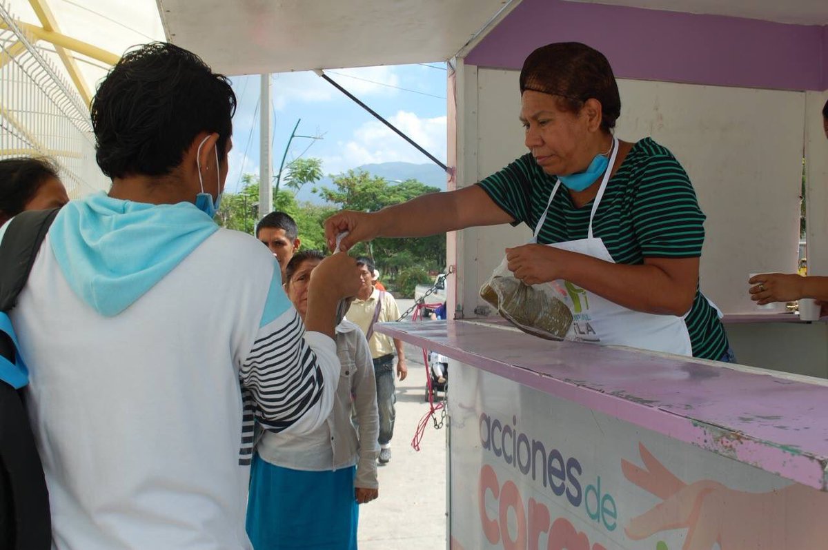TuxtlaDIF's tweet photo. En el DIF Tuxtla estamos comprometidos a ayudar, es por eso que, con #AccionesDeCorazón beneficiamos con la entrega de alimentos a familiares de pacientes que esperan a las afueras de los diferentes hospitales públicos que existen en nuestra capital. https://t.co/5AVmoidgk6