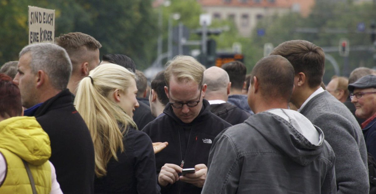 RechtsdrallC's tweet photo. Auch von @Belltower_News am 1.9.2018 in #Chemnitz erwischt:
Jörg Dittus und Patrick Lenart von der IB Österreich https://t.co/Ig32RDb2Ag