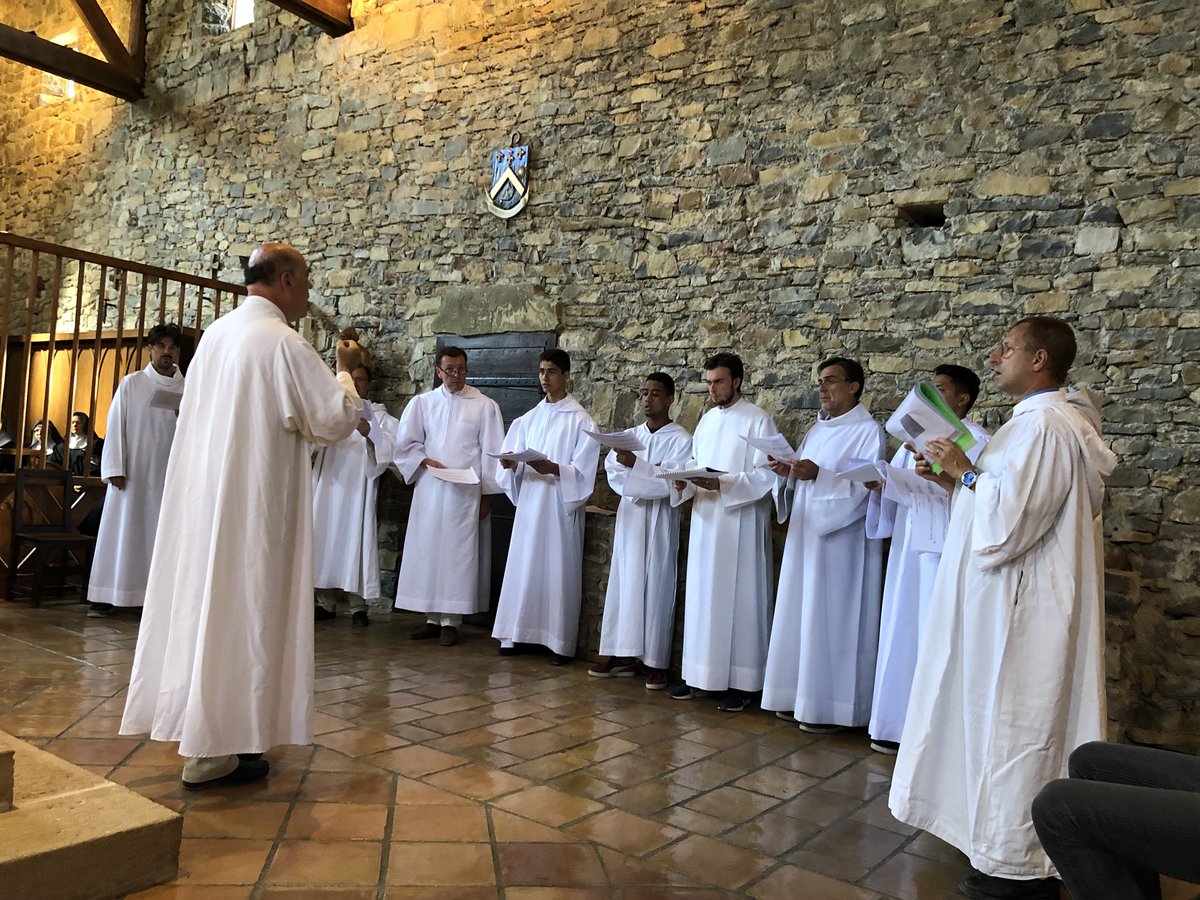 MgrXavierMALLE's tweet photo. Ce concert de grégorien à deux chœurs (moniales de Rosans et Chœur grégorien de Paris) en hommage aux chrétiens du Proche Orient fut magnifique. Mais il n’y a pas beaucoup de réseau dans une abbaye ! #Rosans https://t.co/zOQggwgqLP