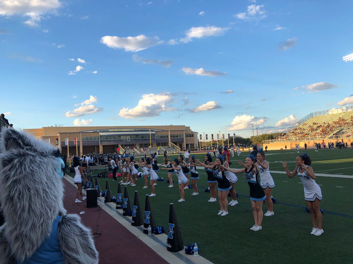 msrae2352's tweet image. Great night under the lights with my beautiful ladies and gent! #HawkCheer #ThisisHarlan