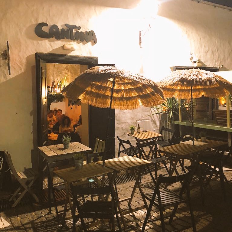 Taco #vegano de #remolacha; papas arrugás con mojo verde y rojo; quesos isleños con romero y membrillo. Qué bien se come en #LaCantina, #Teguise, #Lanzarote.