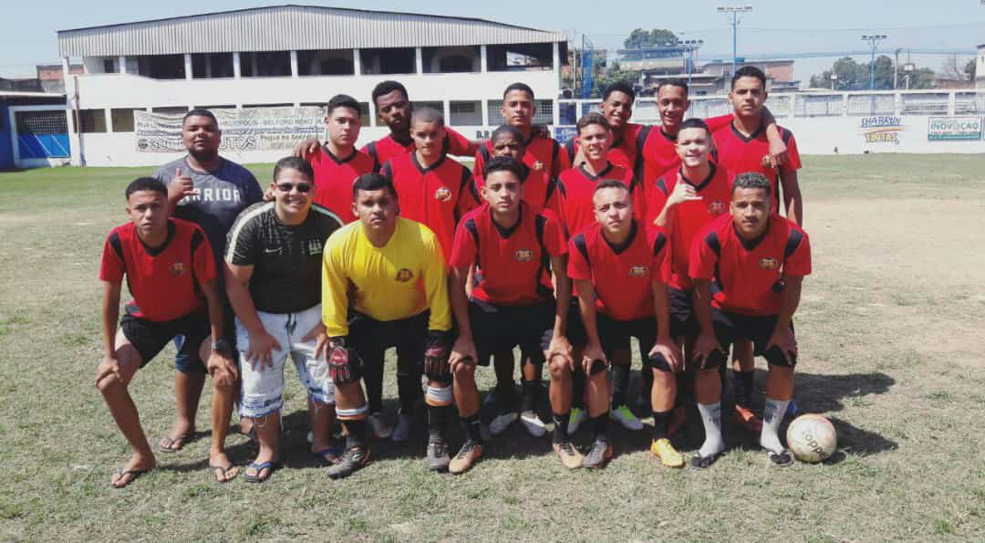 Não conseguimos sair com a Vitória, mas demos nosso melhor dentro de campo e com gols de Renan (1) e Nanin (1) com ajuda de toda a equipe 👏, que clássico estamos todos de parabéns 👏🏻 ⚽ 2 X 2 ⚽👏🏻 #EMBRIAGADOSFC 💛💙🍻⚽ #FALTA8 🍻🍢💃🎶