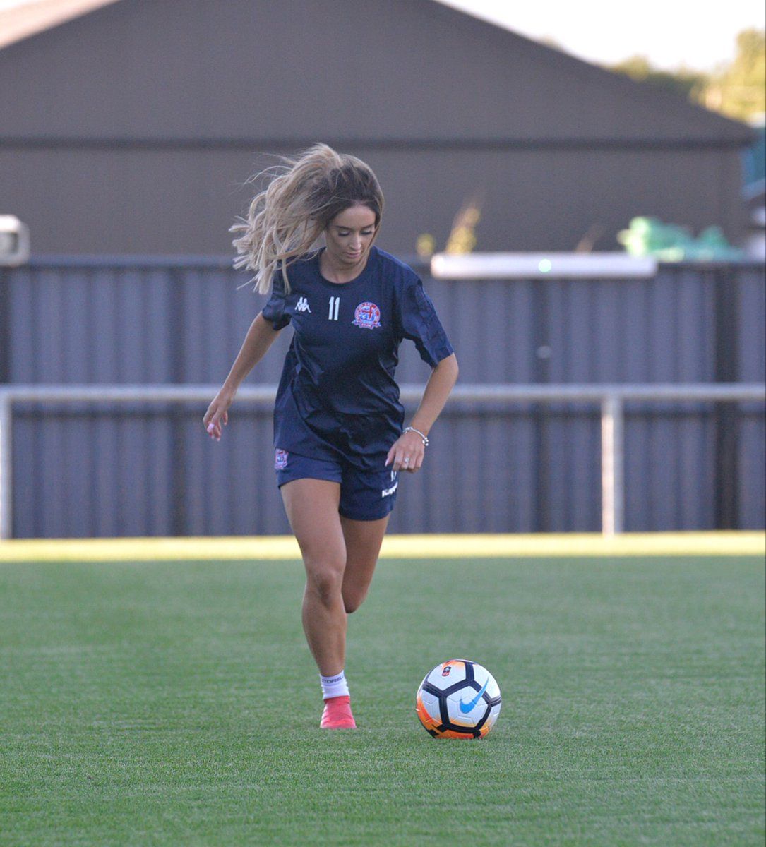 FutbolBabes's tweet photo. Get a girl that does both 😍⚽️ 

📸 @LauraMerrin https://t.co/7MsYc72eFA
