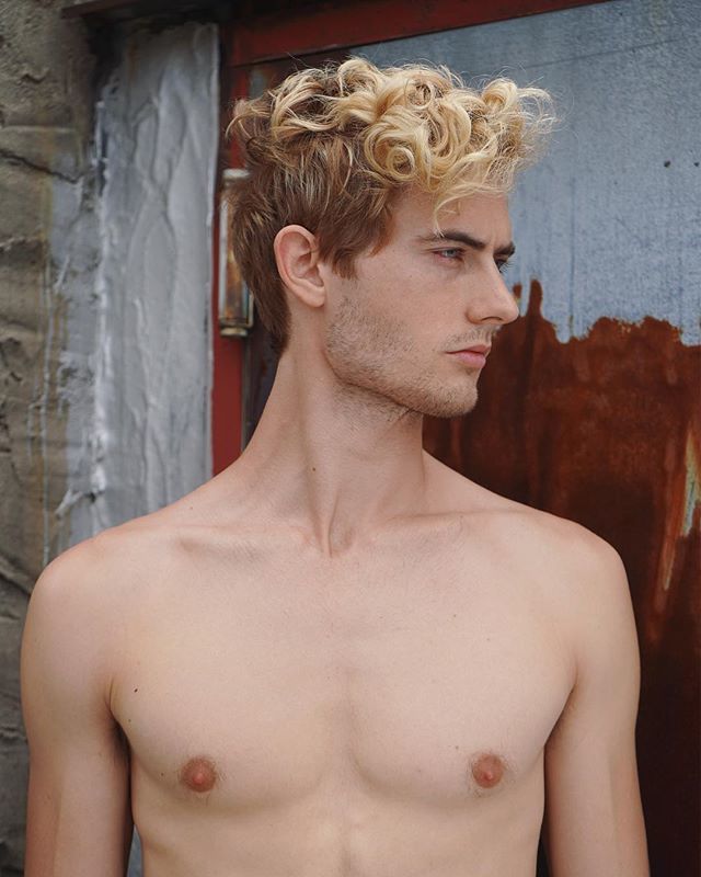 Joshknightlee's tweet image. New hair by @salonziba so had to take some new Polaroids 🧐 what do you think of the shorter hair? 
______________________________

#polaroids #modelpolaroids #model2018 #sunday #blonde #newyork #ny #malemodel #salonziba ift.tt/2Pu7RE2