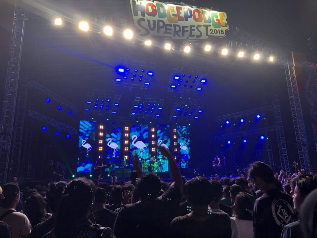 hodgepodgefest's tweet photo. All hands up in the air for @AllTimeLow! Amazing crowd here at #SuperMusicStage! #HodgepodgeSuperfest2018 
.
.
#HPSF18 
#JavaFestPro 
#SuperMusic https://t.co/cJolwYfX0j